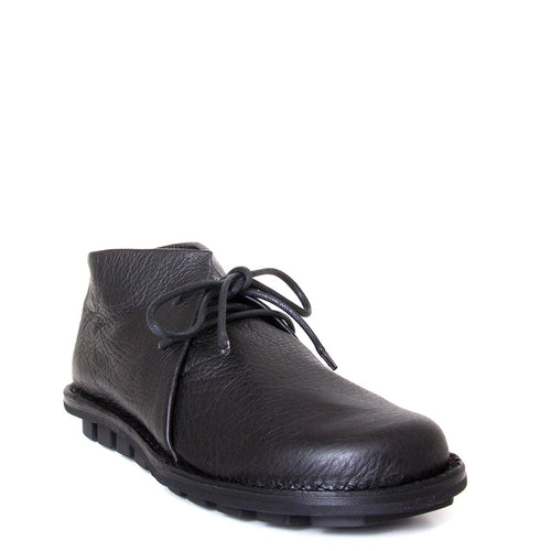 Trippen Again. Men's laced shoes in Black leather upper, flexible rubber sole, anatomical footbed for comfort. Made in Germany. Front view.
