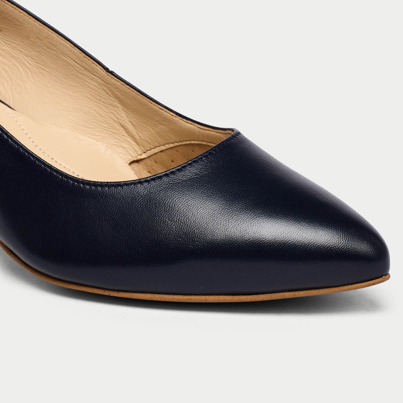 Ava navy heel tip close up