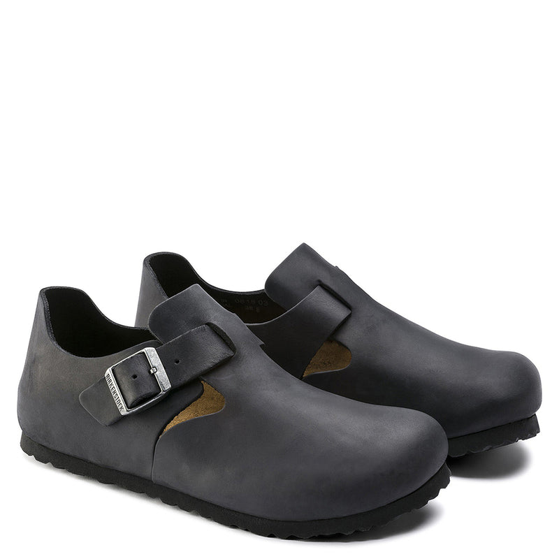Birkenstock London. Unisex sandal shoe in black oiled leather.