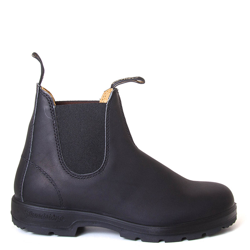 Blundstone Men's 558 Chelsea Boot in Black. Build to last. Durable material, with comfortable shock absorption insole. Rubber sole. Side view.