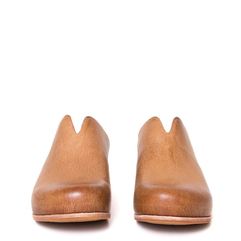 Kork-Ease Para. Women's wedge mule in brown terra leather. Heel Height: 1 1/2 Inches and Wedge Height: 1/2 Inch Front view.