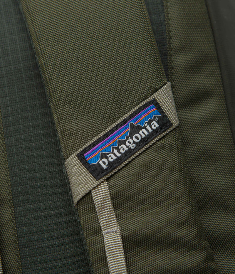 Patagonia Black Hole Backpack 25L in Pine Needle Green