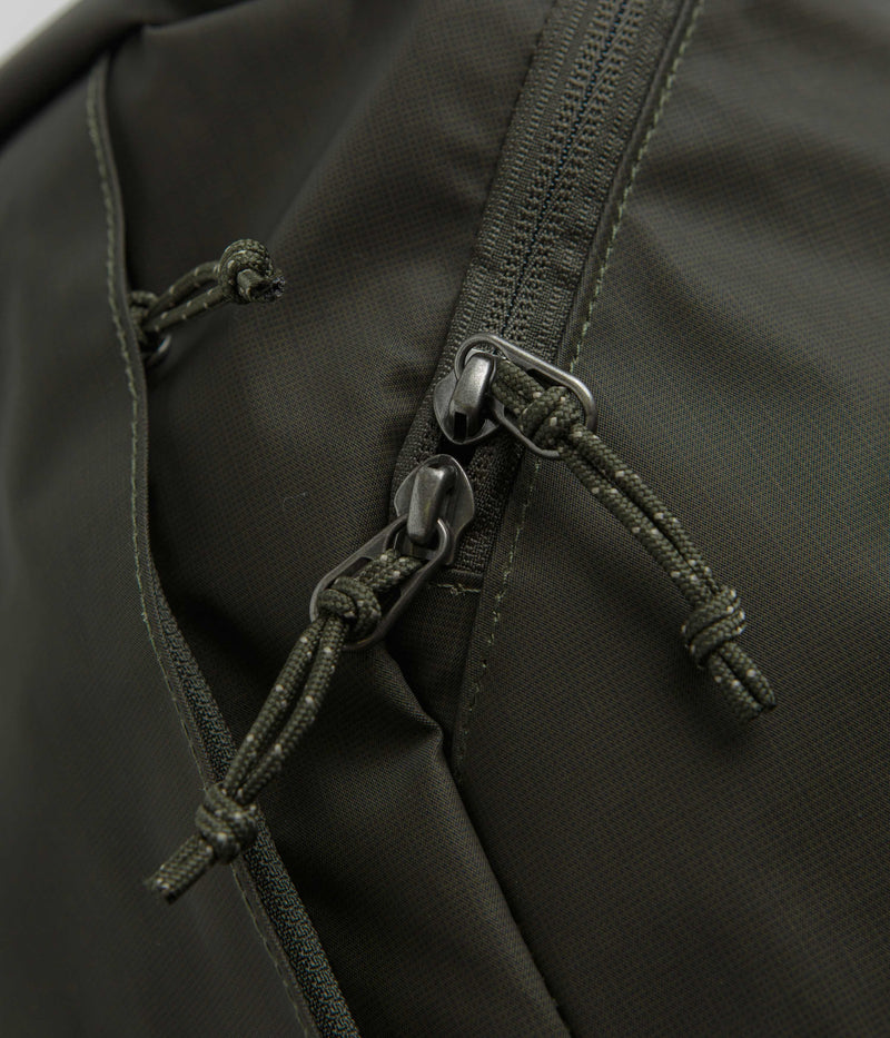 Patagonia Black Hole Backpack 25L in Pine Needle Green