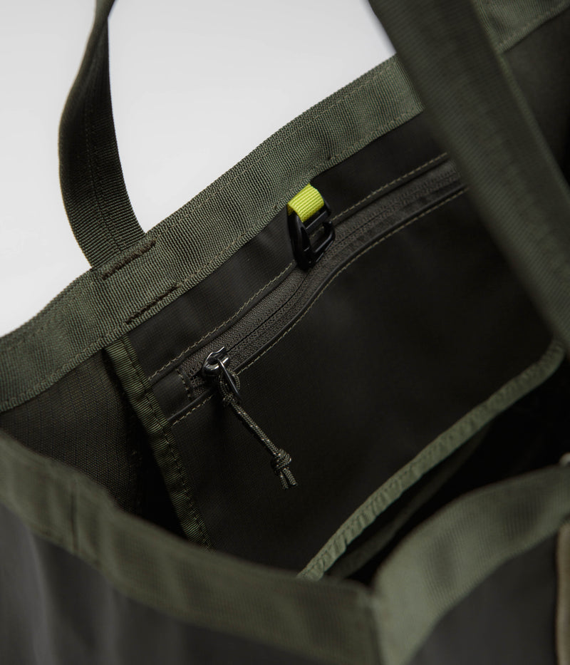 Patagonia Black Hole Tote 25L in Pine Needle Green