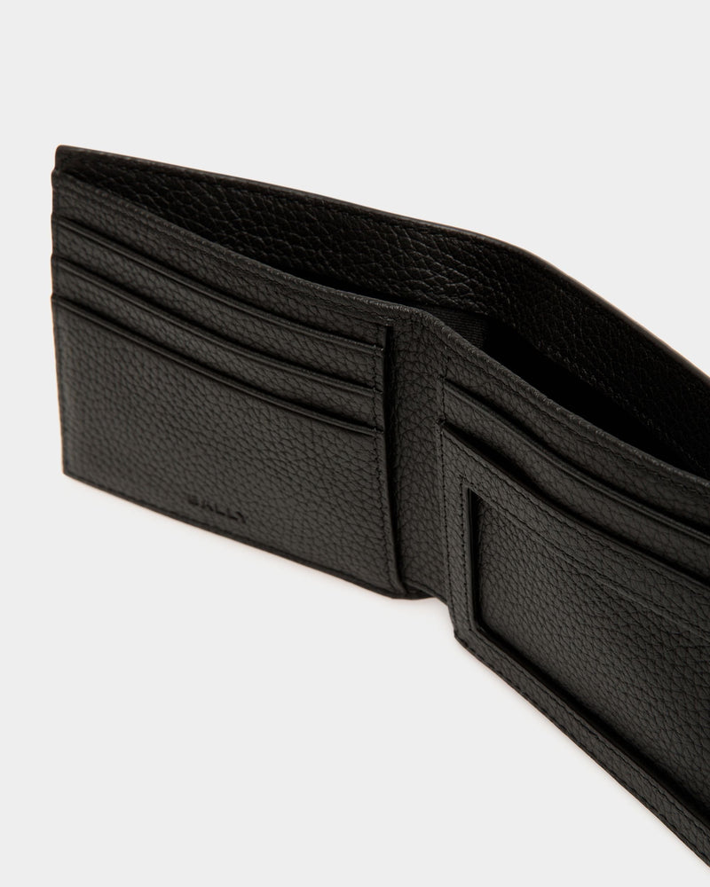 Ribbon Bifold In Black Leather